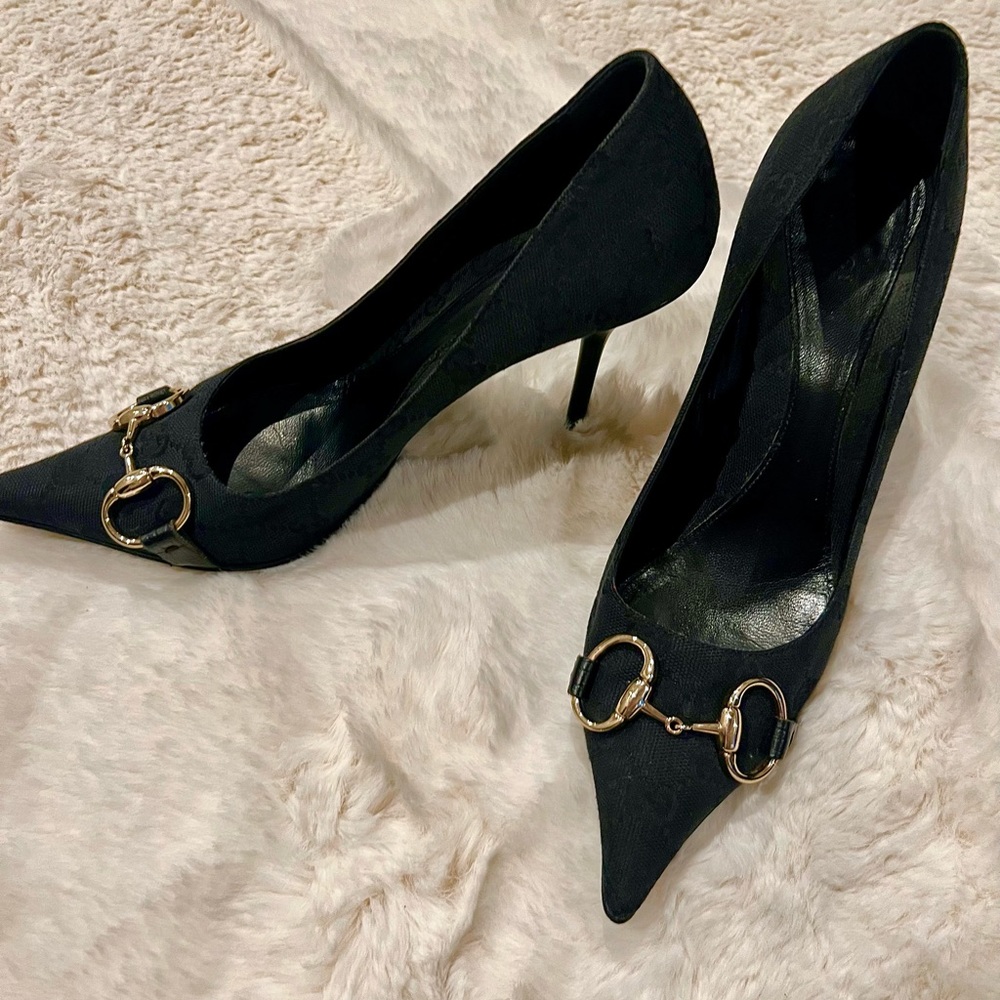 Gucci Women’s pumps. Classic GG logo. Black with gold hard wear. Size 8.